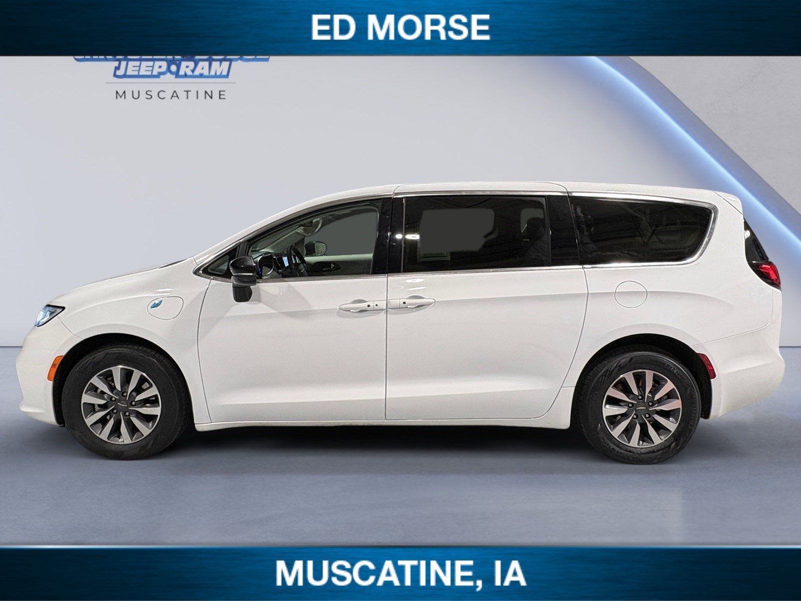 Used 2024 Chrysler Pacifica PHEV Select with VIN 2C4RC1S75RR114965 for sale in Muscatine, IA