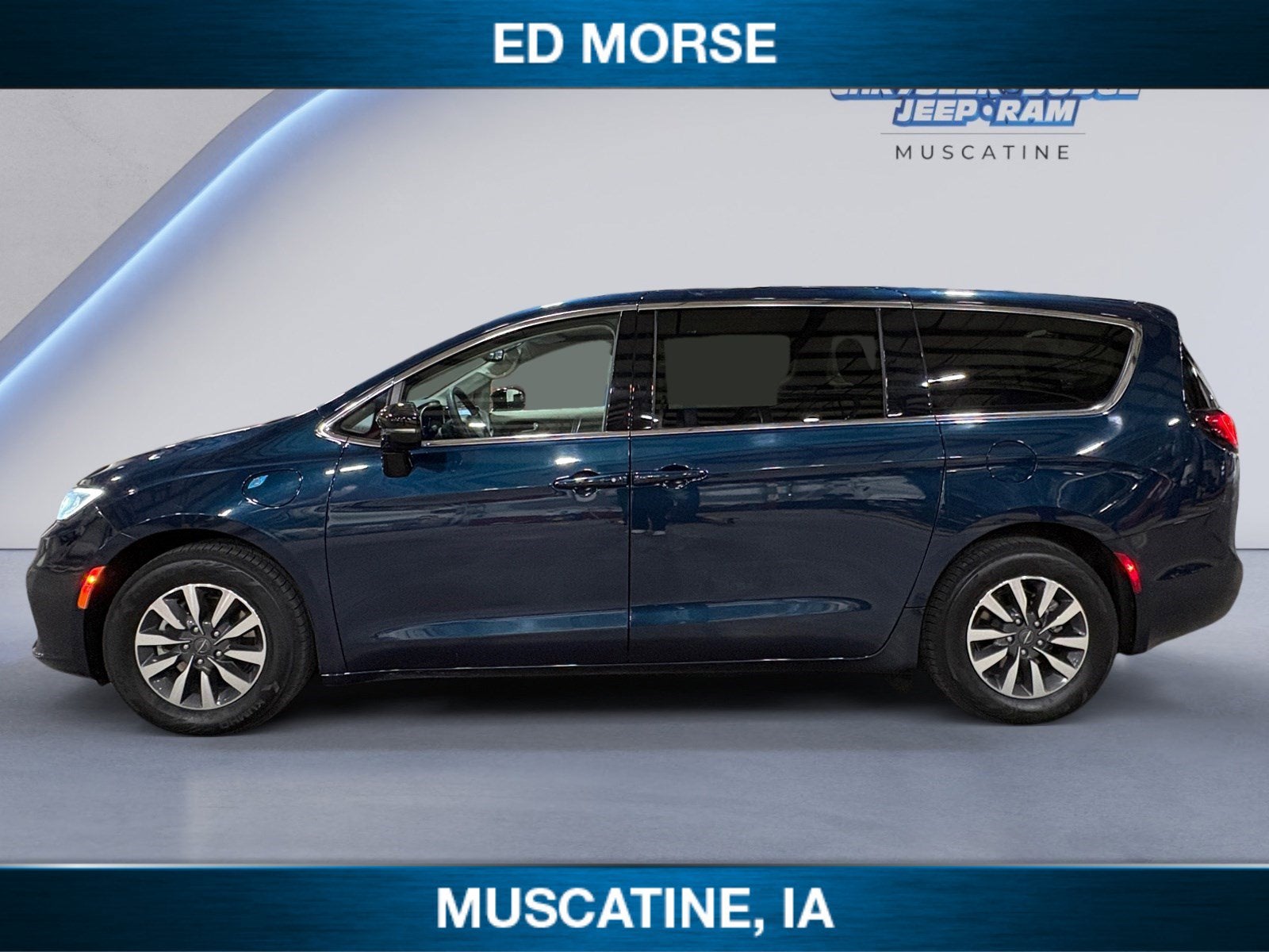 Used 2024 Chrysler Pacifica PHEV Select with VIN 2C4RC1S77RR102994 for sale in Muscatine, IA