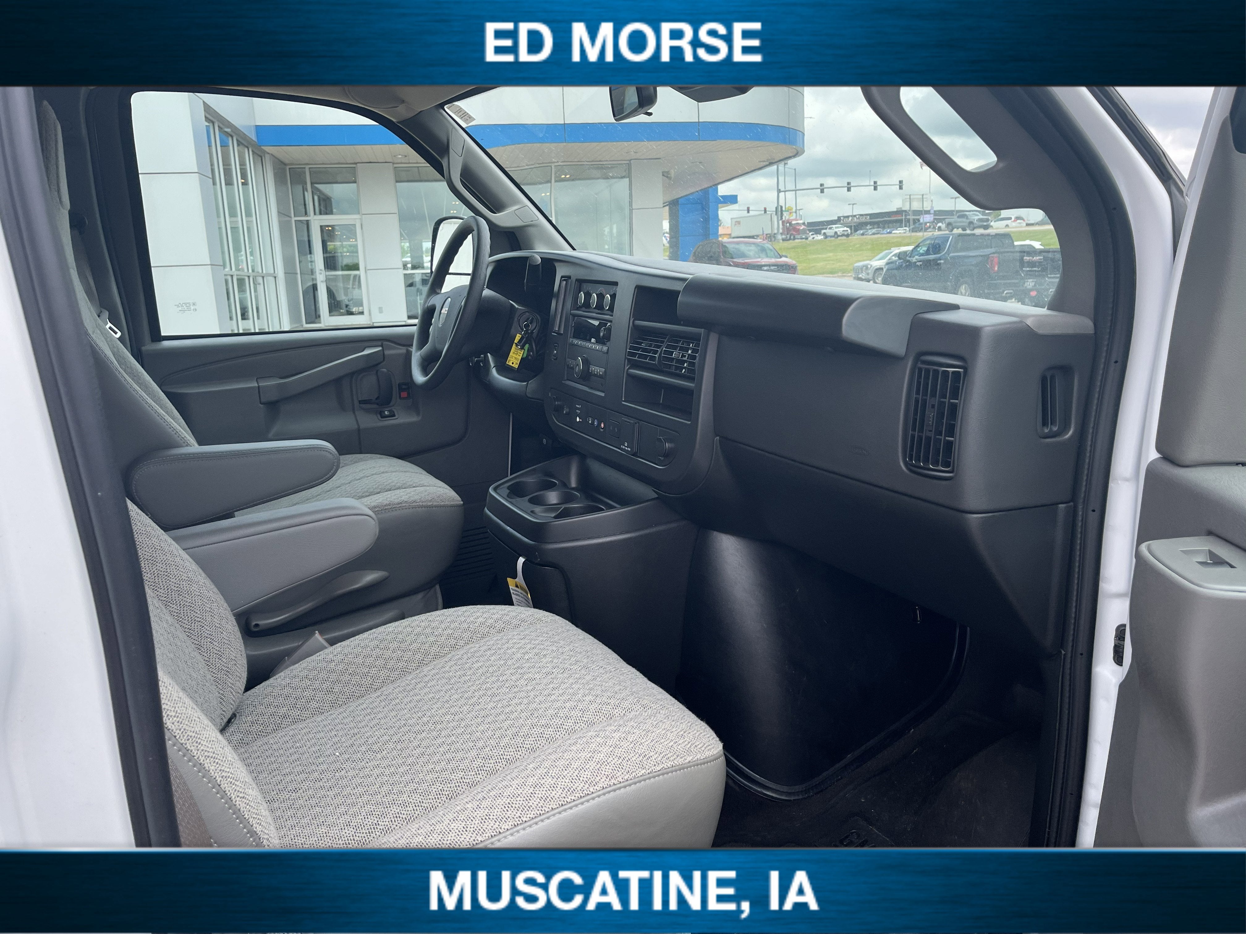 2025 GMC Savana Passenger LT